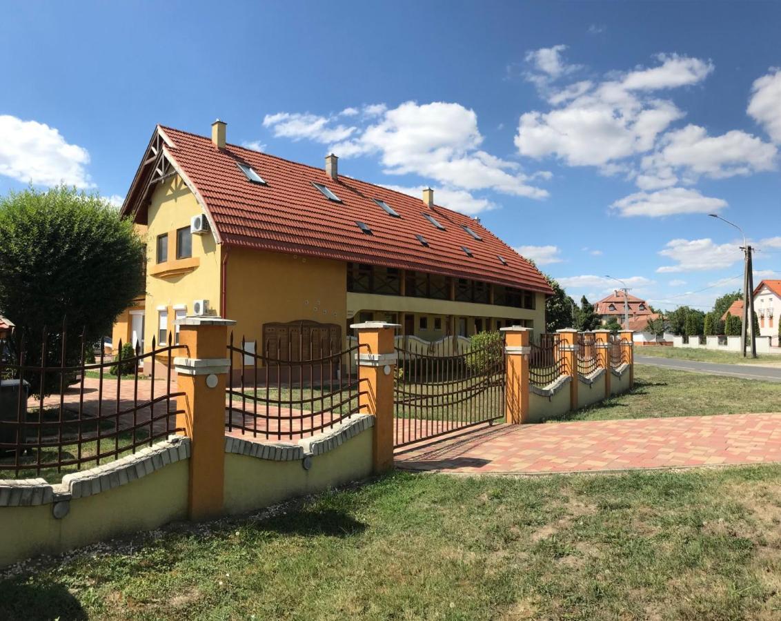 Pitypang Apartman Gyula Exterior photo